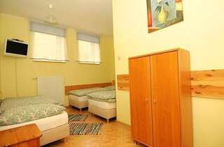 Отели типа «постель и завтрак» Villa Alicja Гданьск Трехместный номер-2